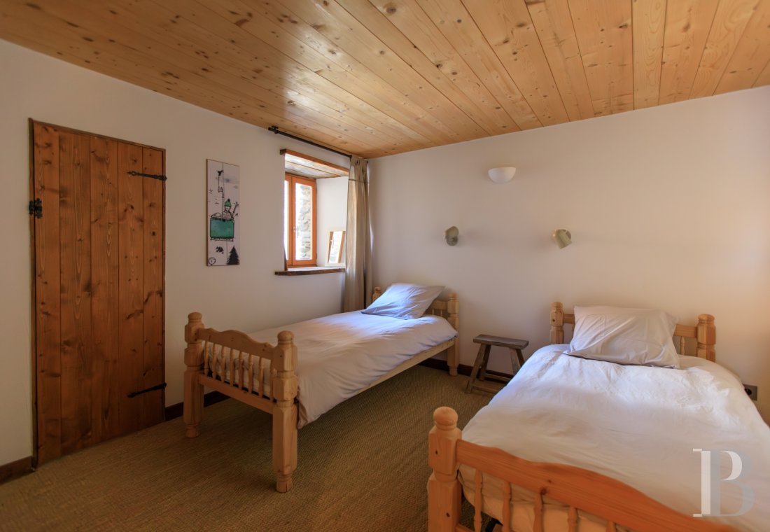 En Savoie, dans un hameau de la vallée de la Tarentaise, un grand chalet traditionnel rénové avec soin - photo  n°30